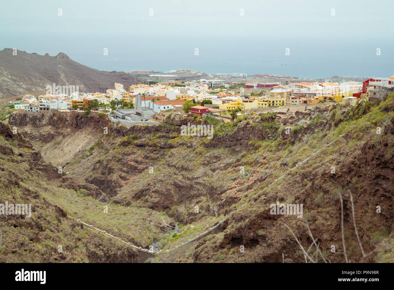 Kanarische Landschaft auf Teneriffa. Adeje Stadt helle Häuser über das steile Tal des Barranco del Infierno vor dem Atlantik. Auch Stockfoto