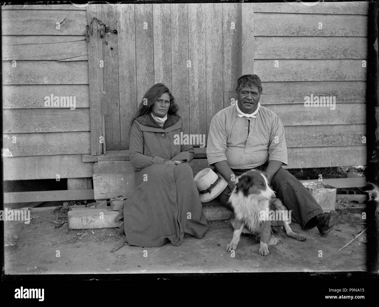 320 Nicht identifizierte Maori Mann und Frau auf ein Schritt vor einer Tür mit einer Kette und einem Vorhängeschloss an der Tür sitzt Griff ATLIB 309692 Stockfoto