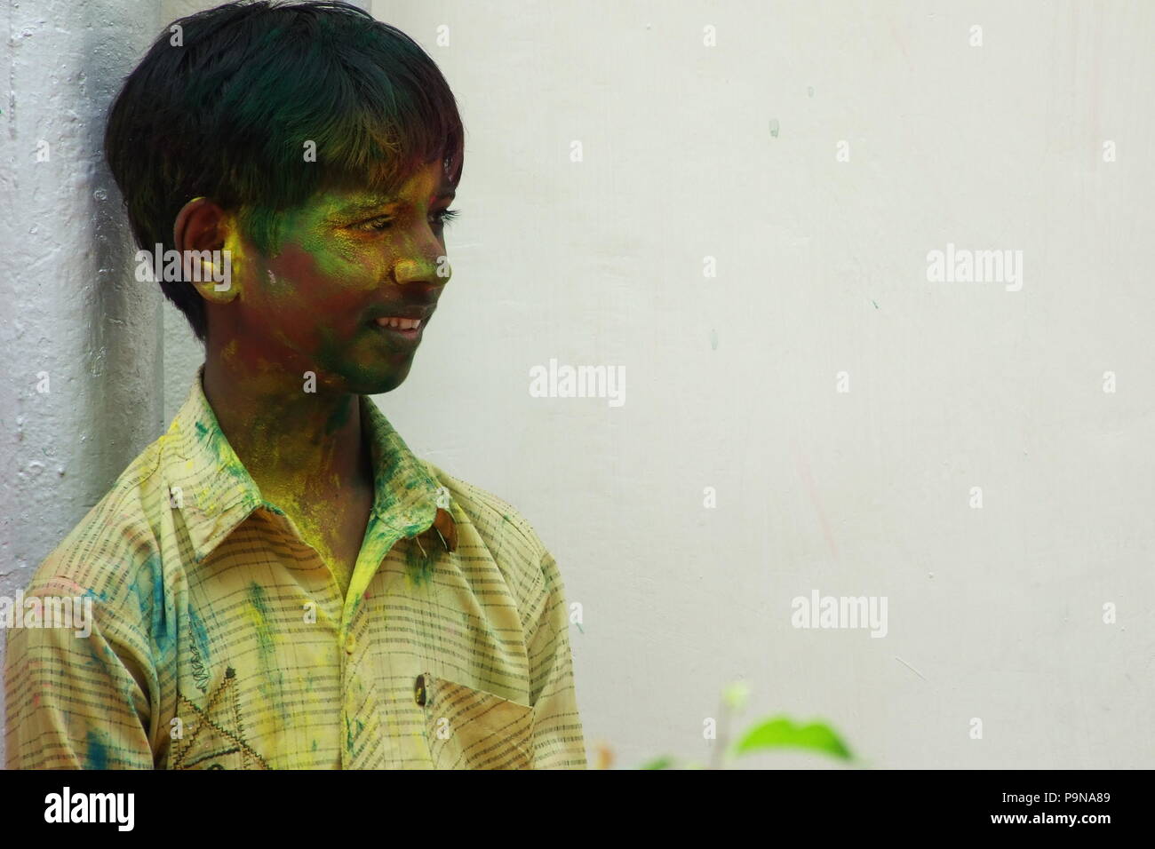 Ein Junge in der Farbe beim Feiern Holi in Neu Delhi abgedeckt Stockfoto