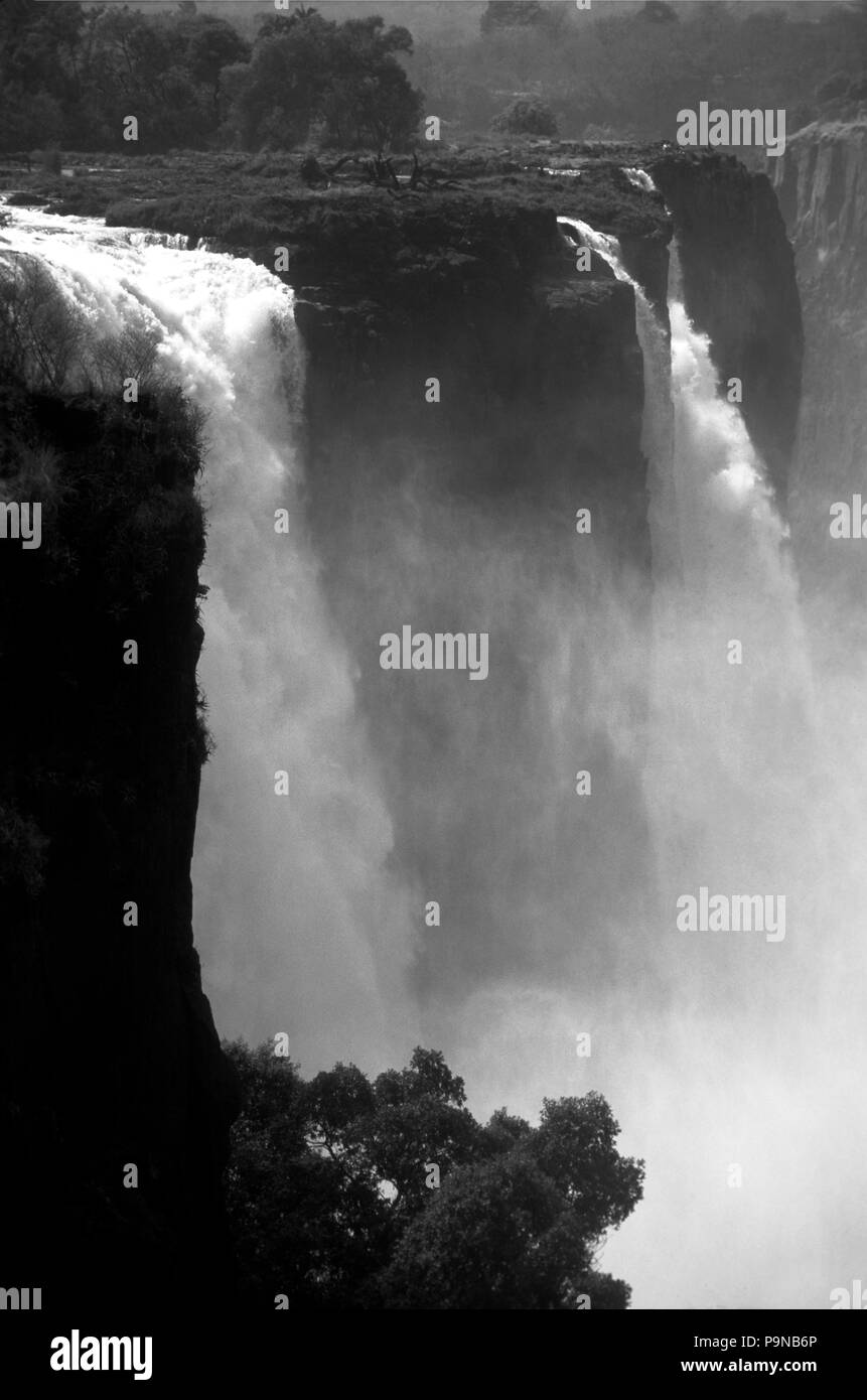 VICTORIA FALLS auf dem ZAMBEZI Fluss Afrikas spektakulärsten Wasserfall & teilt & Simbabwe Sambia Stockfoto