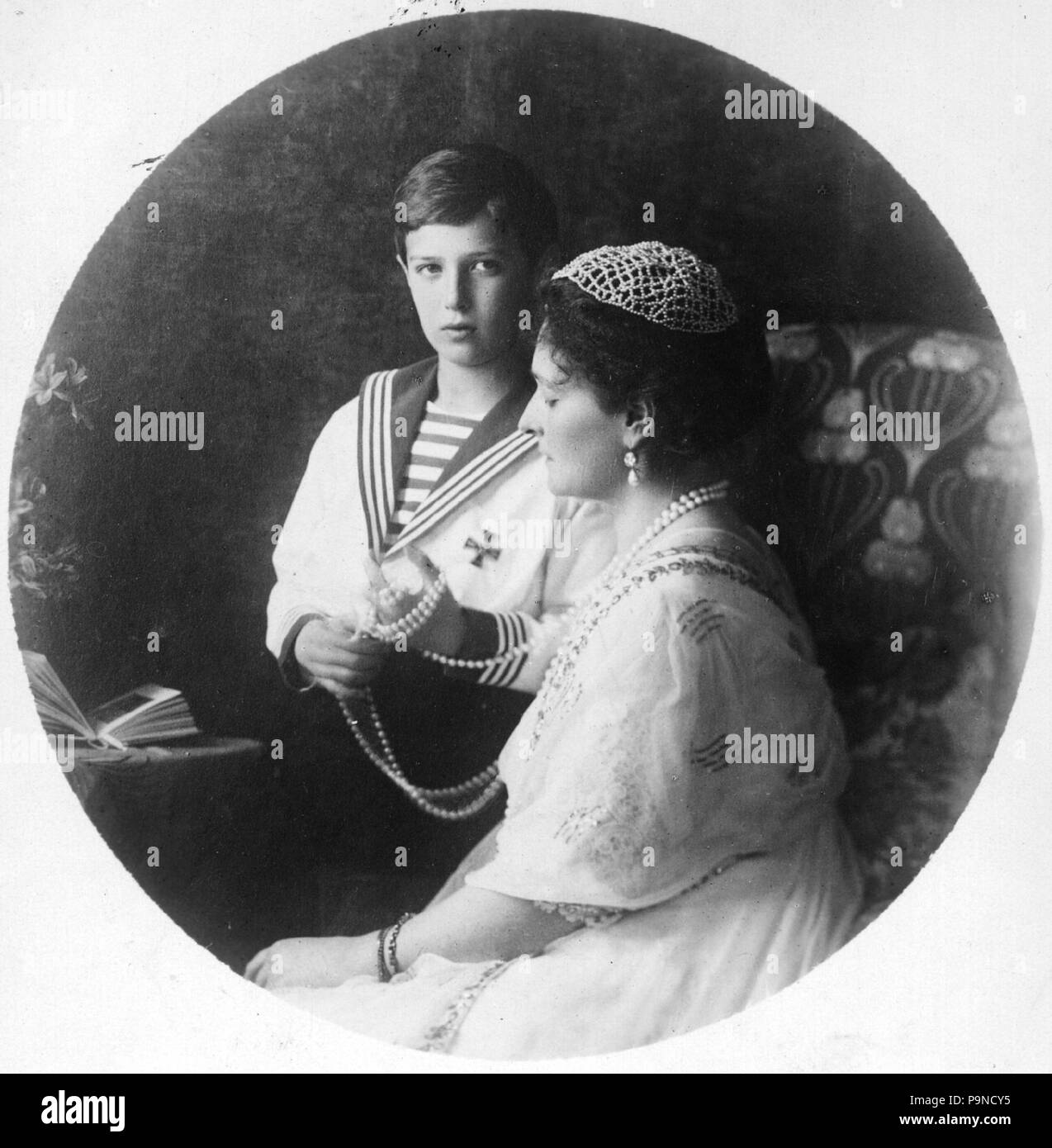113 Alexandra Fjodorowna mit ihrem Sohn Stockfoto