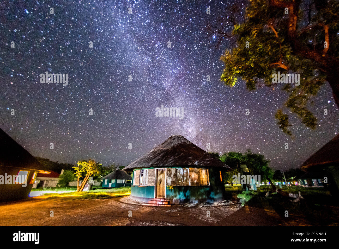 Die Nacht auf einem Campingplatz in den Hwange National Park bedeckt in Milliarden von Sternen. Hwange, Simbabwe Stockfoto