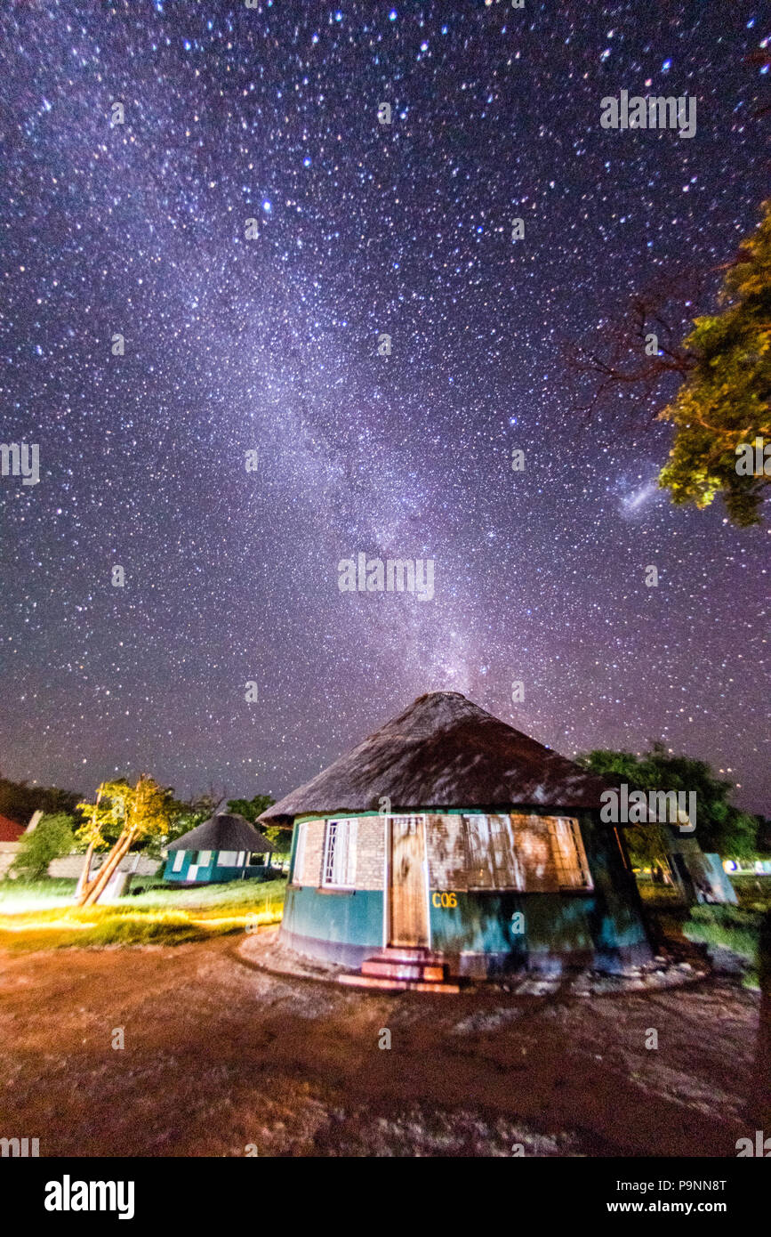 Die Nacht auf einem Campingplatz in den Hwange National Park bedeckt in Milliarden von Sternen. Hwange, Simbabwe Stockfoto