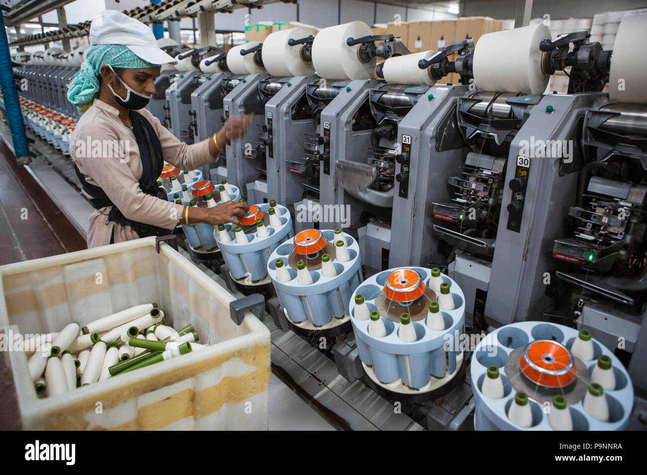 Organic Cotton in einer Textilfabrik, wo organische Baumwolle verwendet wird Kleidung zu machen, Indore, Indien gesponnen. Stockfoto