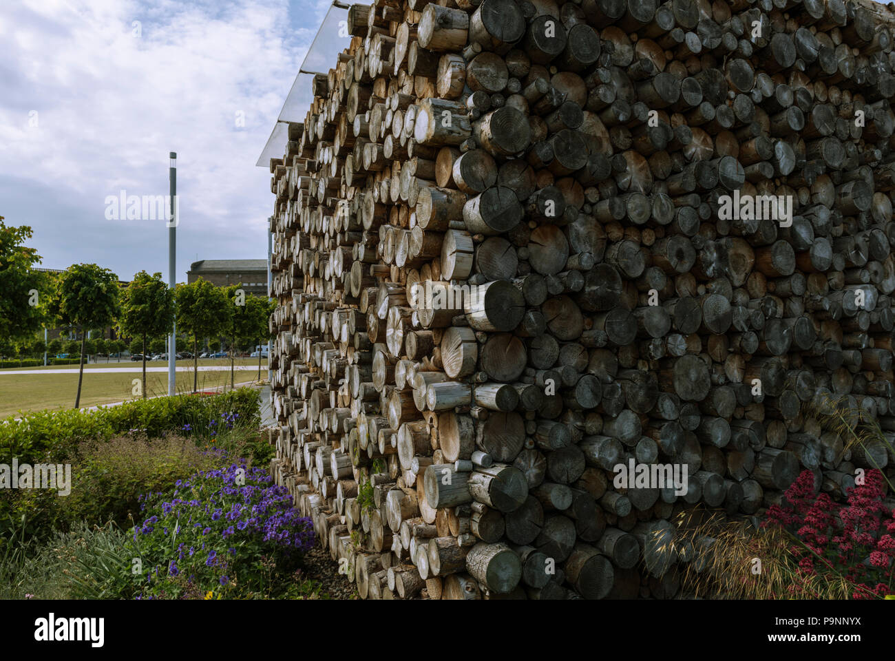 Das Protokoll Pavillon, entworfen von Kengo Kuma, ist einer der Pocket Gärten in Slessor Gärten, Teil von Dundee Waterfront Development, Dundee, Schottland, Großbritannien Stockfoto