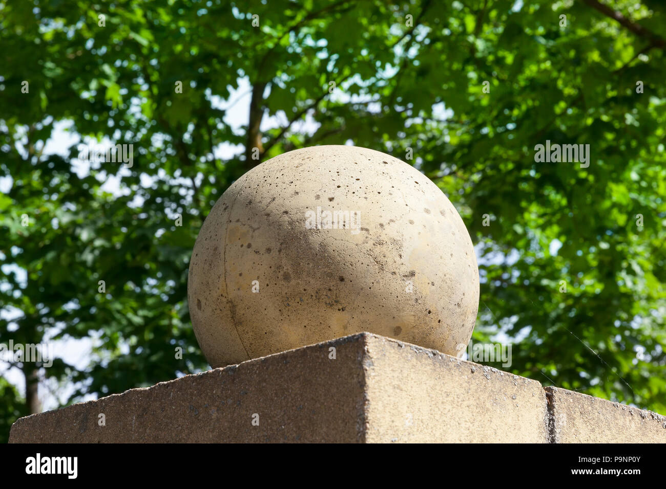 Betonsockel mit einer Kugel im Obergeschoss der Park zu verzieren, close-up im Sommer Stockfoto