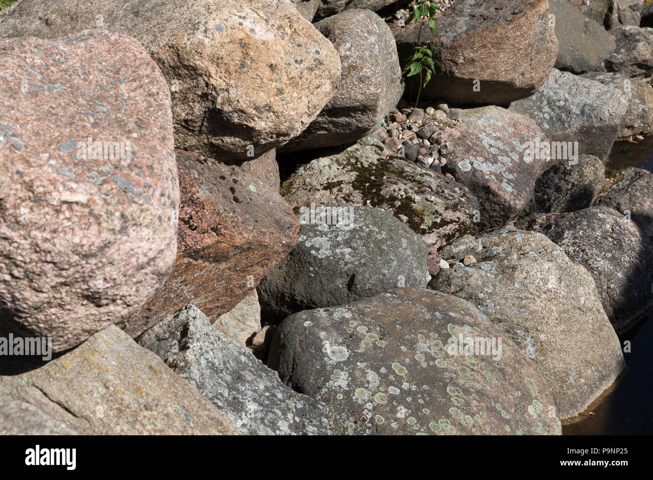 Zusammen genäht Steine und Steine am Ufer des Sees, close-up Stockfoto