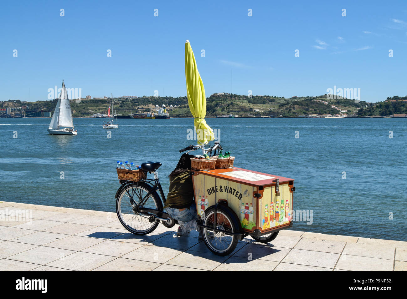 Fahrrad und Wasser in Lissabon in der Nähe des Tejo Stockfoto