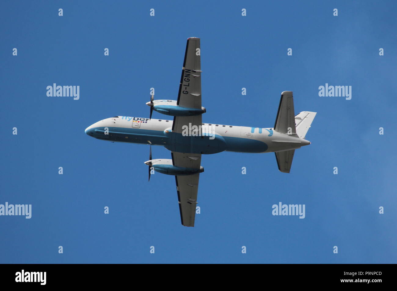 G-LGNN, eine Saab 340 von Loganair in Flybe Farben betrieben, kurz nach der Abfahrt vom Flughafen Glasgow in Renfrewshire. Stockfoto