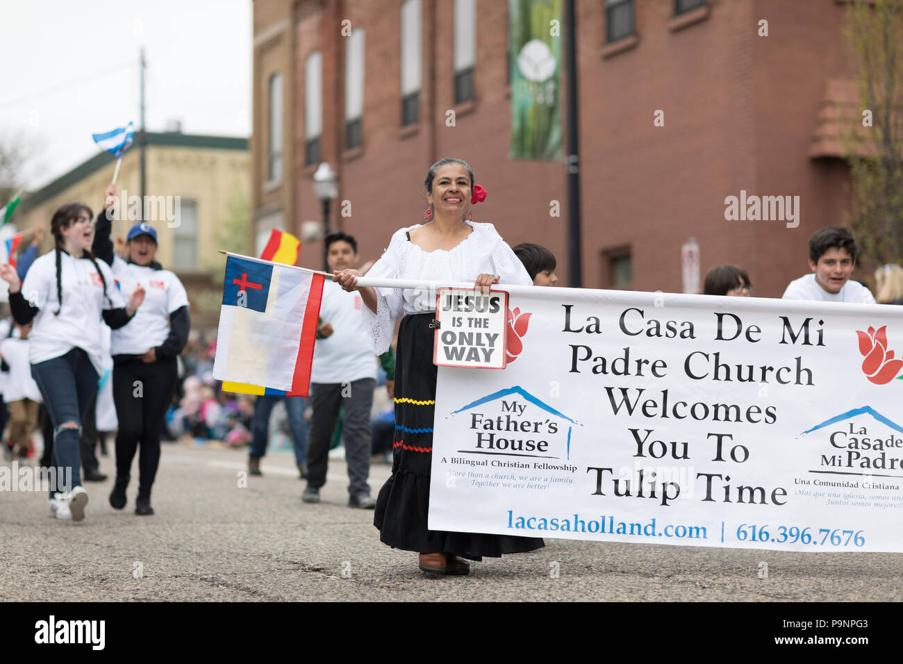 Holland, Michigan, USA - Mai 12, 2018 Mitglieder der La Casa De Mi Padre Kirche Flagge aus verschiedenen Nationen auf dem Muziek Parade durchführen, während das Tulip Ti Stockfoto