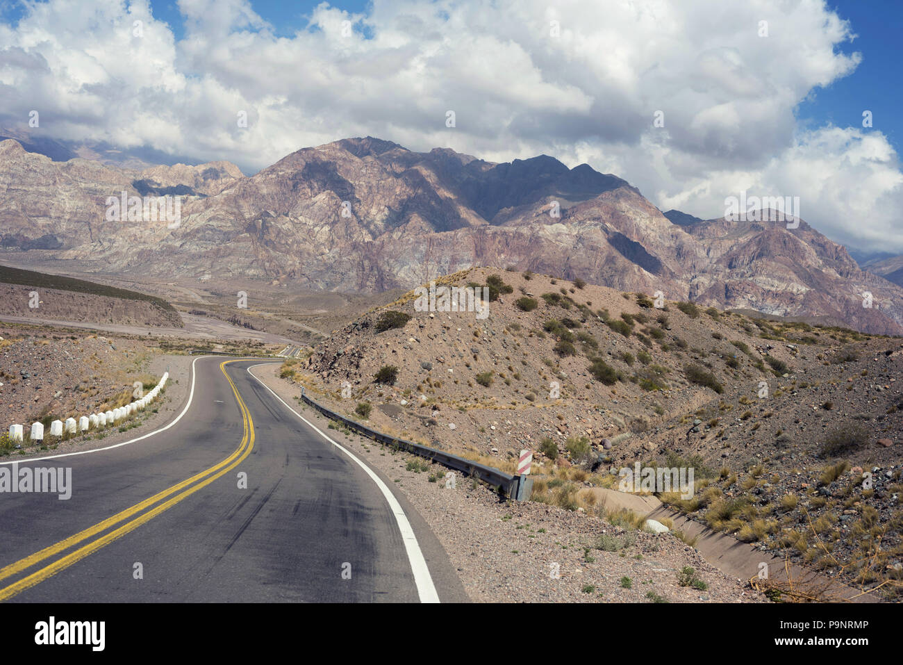 Berge Natur Landschaft mit leeren Straße. Reisen los Andes Berg über Argentinien. Schöne Wüste hügel landschaft Südamerikas. Stockfoto