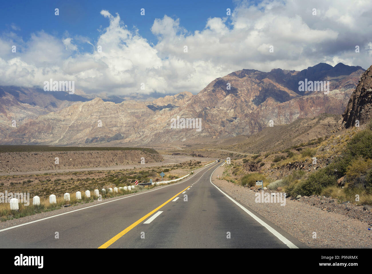 Berge Natur Landschaft mit leeren Straße. Tourismus Reisen in Argentinien, wunderschönen Wüste hügel landschaft Südamerikas. Stockfoto