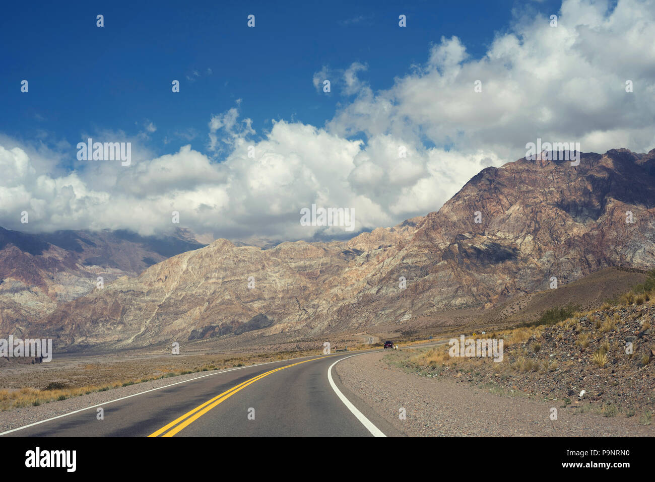 Berge Natur Landschaft mit leeren Straße und blauer Himmel. Tourismus Reisen in Argentinien, wunderschönen Wüste hügel landschaft Südamerikas. Stockfoto