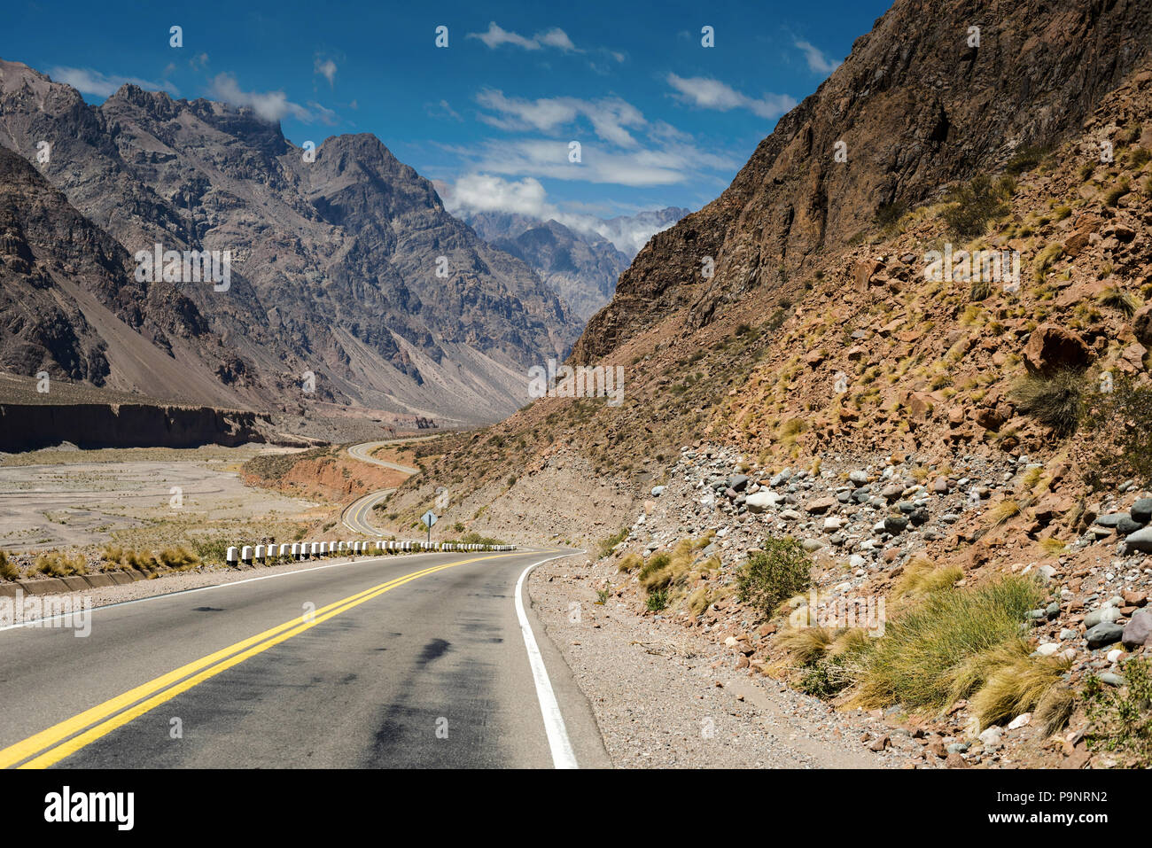 Berge Natur Landschaft mit leeren Straße. Wandern Sommer Abenteuer in Argentinien, wunderschönen Wüste hügel landschaft Südamerikas. Stockfoto