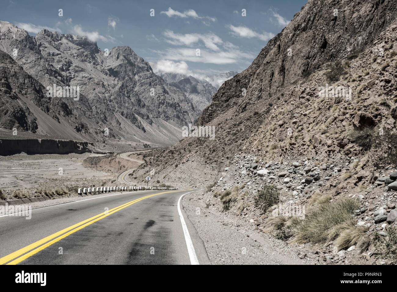 Berg Wüstenlandschaft mit felsigen Hügeln und leere Straße. Sommer Reisen Tourismus von Argentinien, Südamerika Ziel Landschaft. Stockfoto
