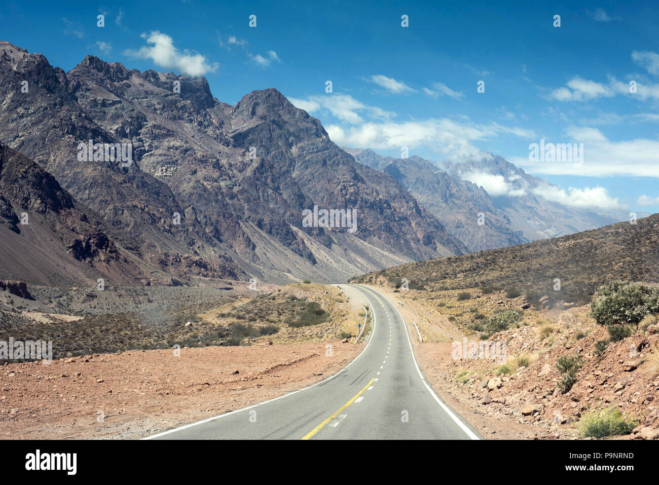 Berge Natur Landschaft mit leeren Straße. Wandern Sommer Abenteuer in Argentinien, wunderschönen Wüste hügel landschaft Südamerikas. Stockfoto