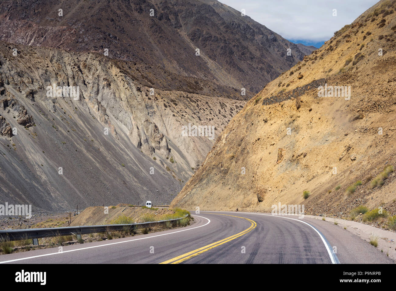 Berg Wüstenlandschaft mit felsigen Hügeln und Auto fahren, einsame Straße von Argentinien, Südamerika. Stockfoto