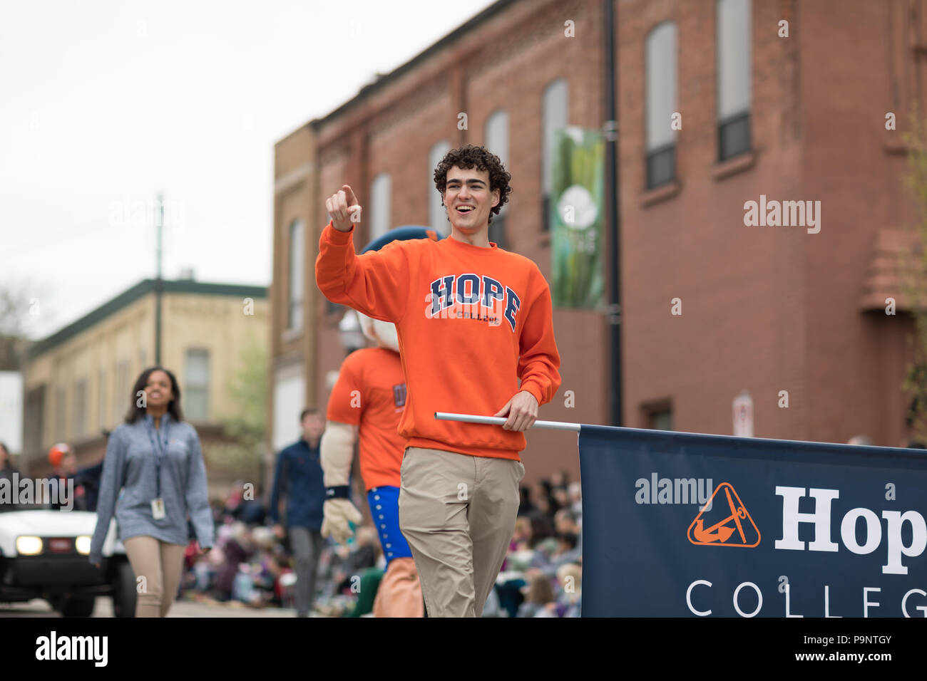 Holland, Michigan, USA - 12. Mai 2018 Mitglied des Hope College, während an der Muziek Parade lächelnd, während das Tulip Time Festival Stockfoto