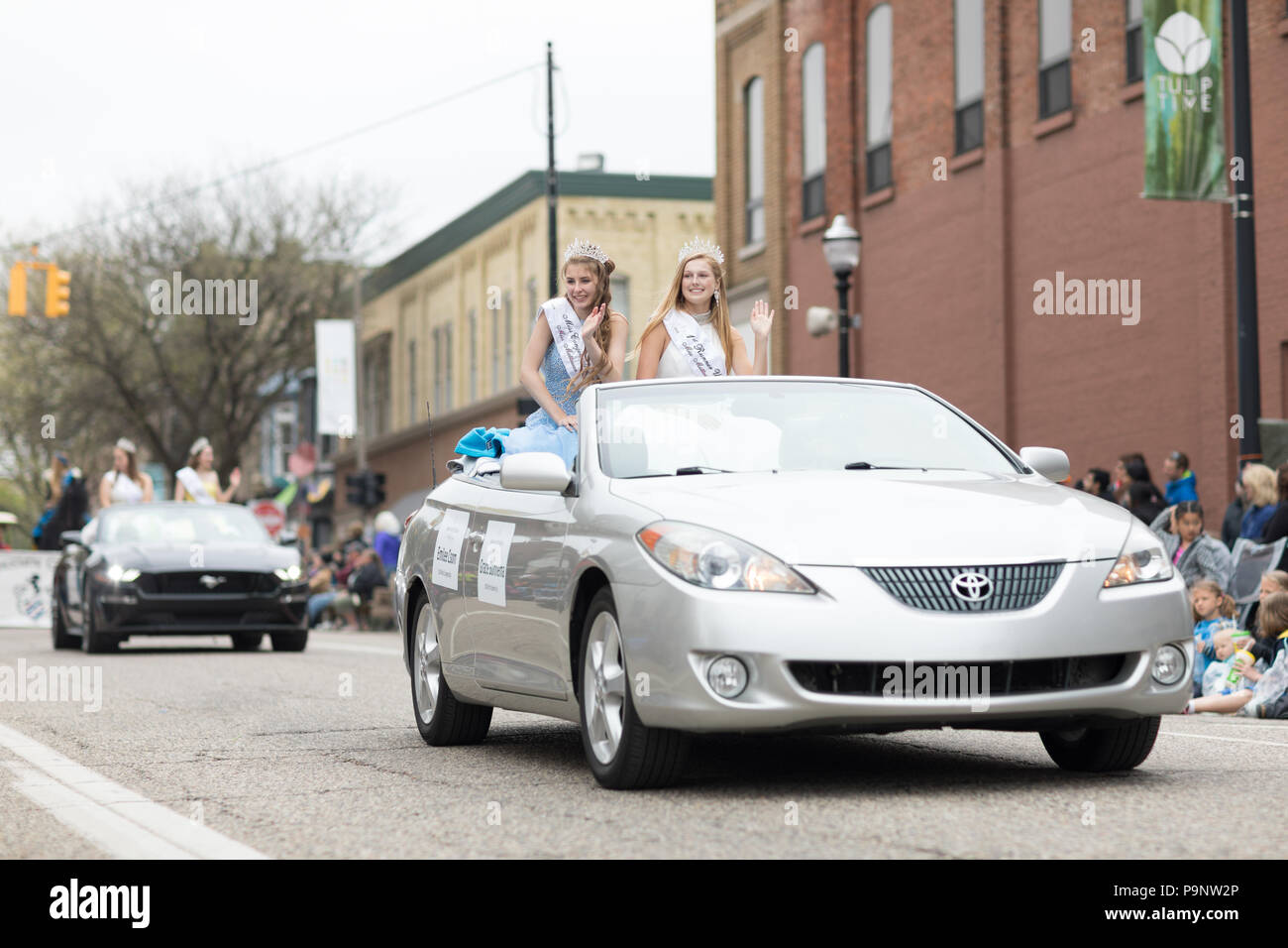 Holland, Michigan, USA - Mai 12, 2018 Miss Mattawan, ein Auto, das die Straße runter an der Muziek Parade, während das Tulip Time Festival Stockfoto