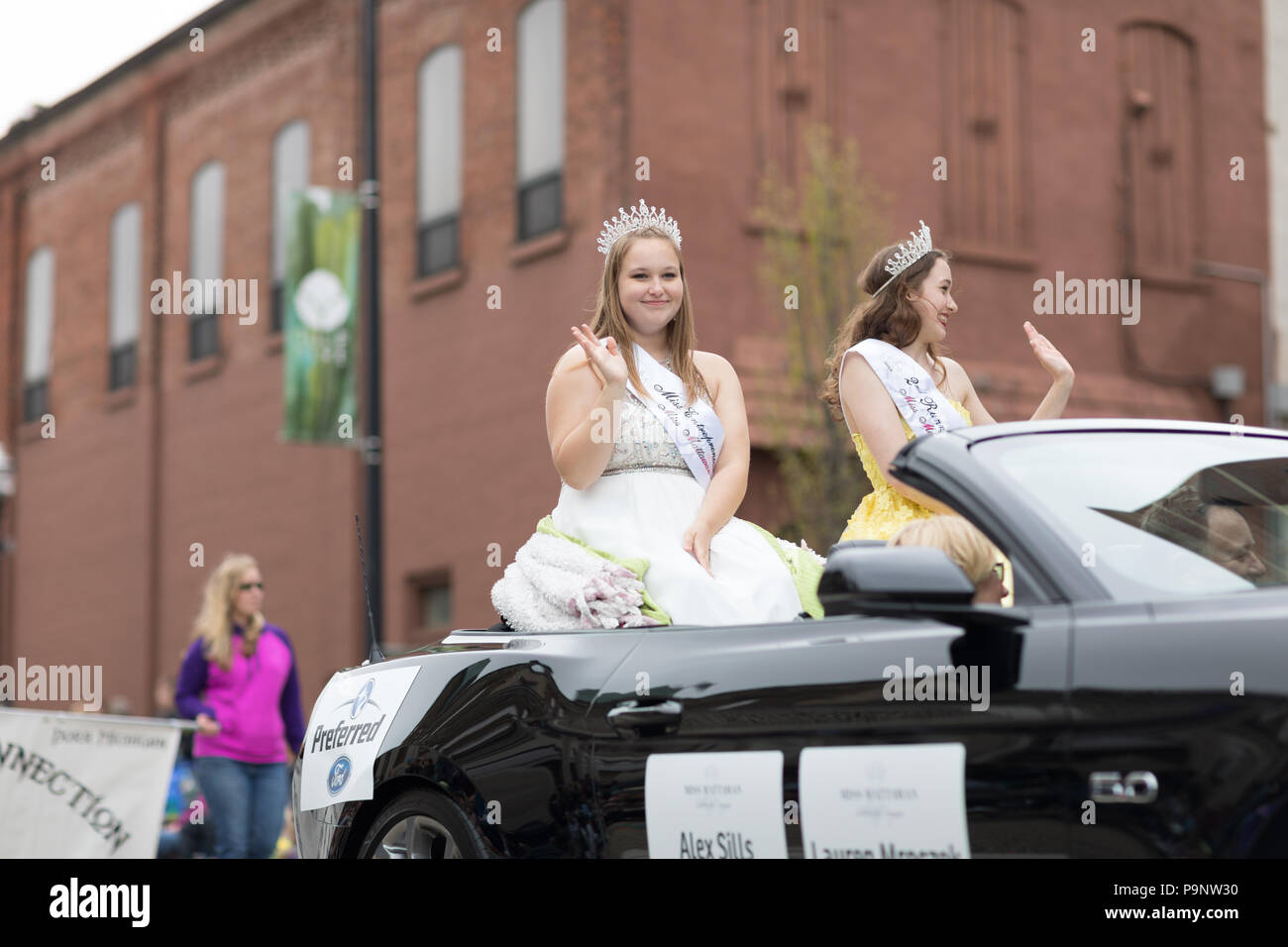 Holland, Michigan, USA - Mai 12, 2018 Miss Mattawan reiten auf ein Auto die Straße runter an der Muziek Parade, während das Tulip Time Festival Stockfoto