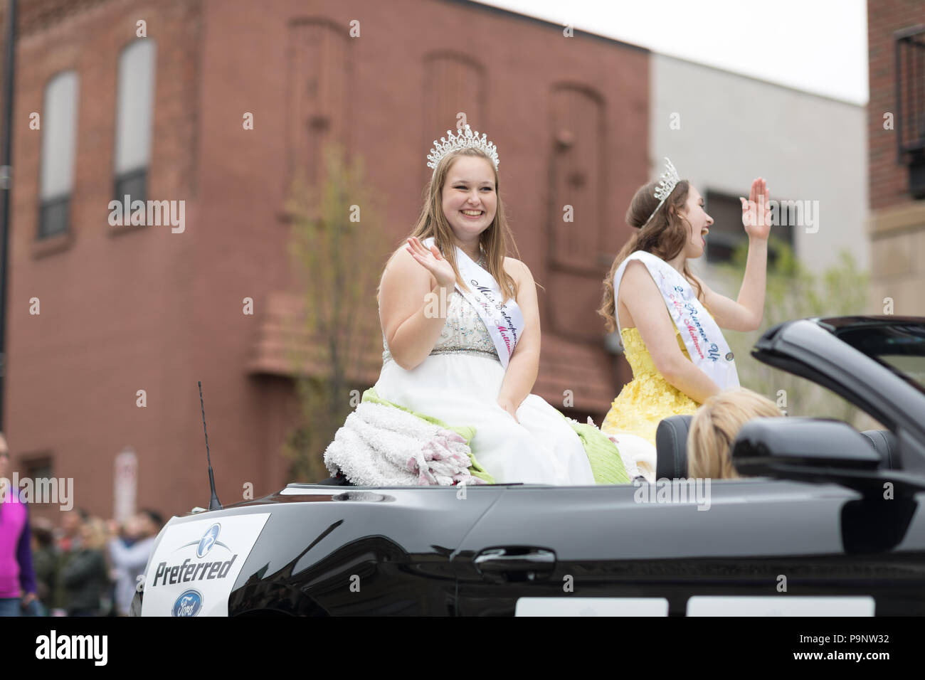 Holland, Michigan, USA - Mai 12, 2018 Miss Mattawan reiten auf ein Auto die Straße runter an der Muziek Parade, während das Tulip Time Festival Stockfoto