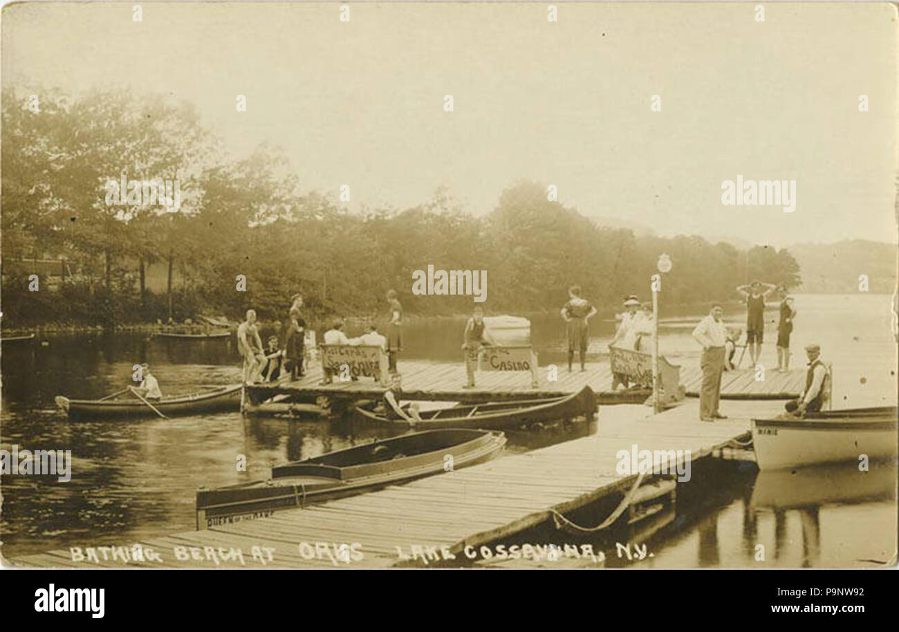 187 Badestrand Orks See, Dock voller Schwimmer und Wassersportler mit Bänken. Die Bänke haben... (NBY) 421755 Stockfoto