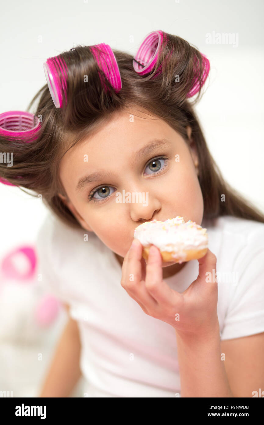 Süße Mädchen essen Kuchen. Stockfoto