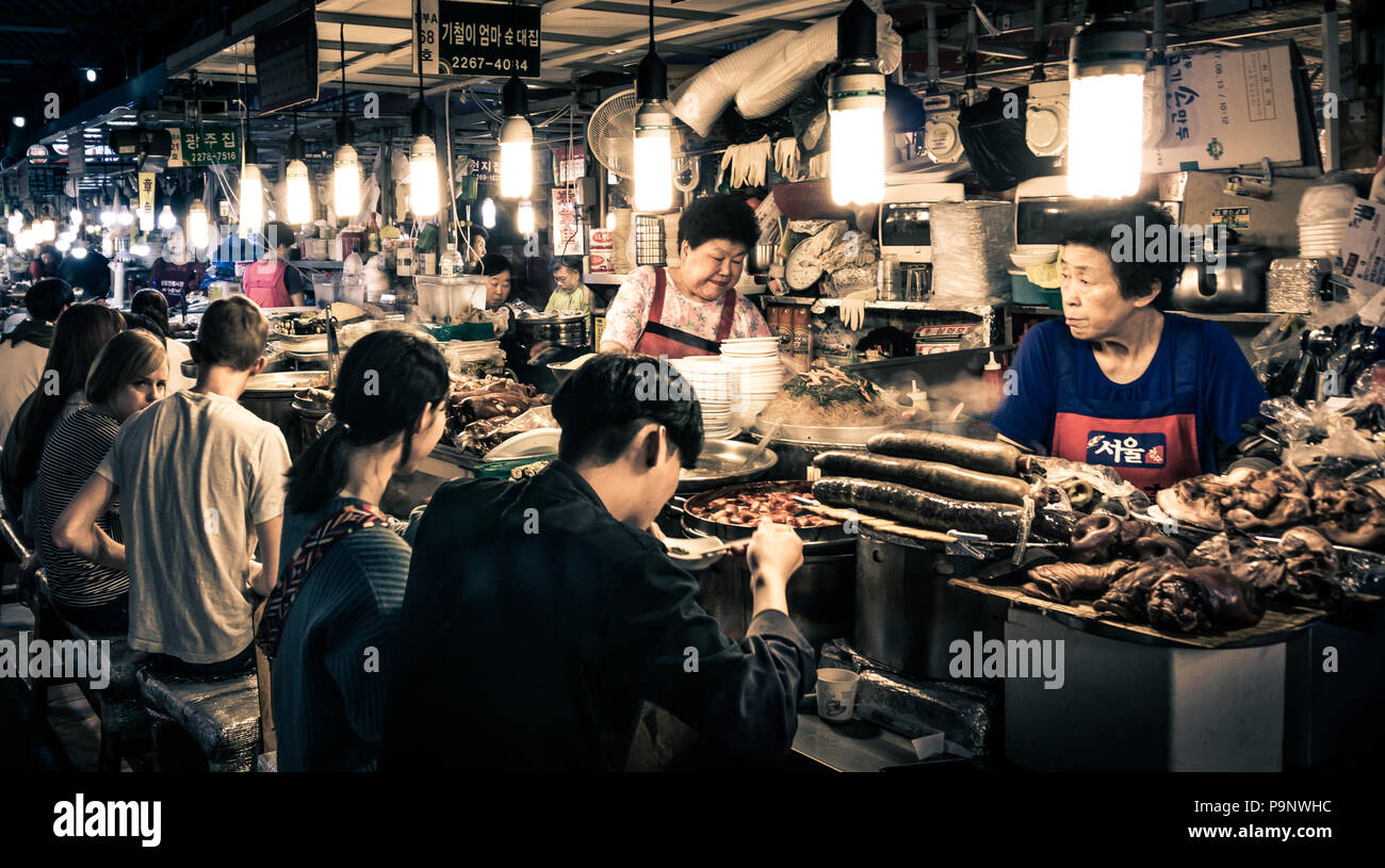 Seoul, Südkorea - 11. Mai 2017: Die Kunden genießen die traditionelle koreanische Lebensmittel bei GwangJang Markt in der Nacht. Stockfoto