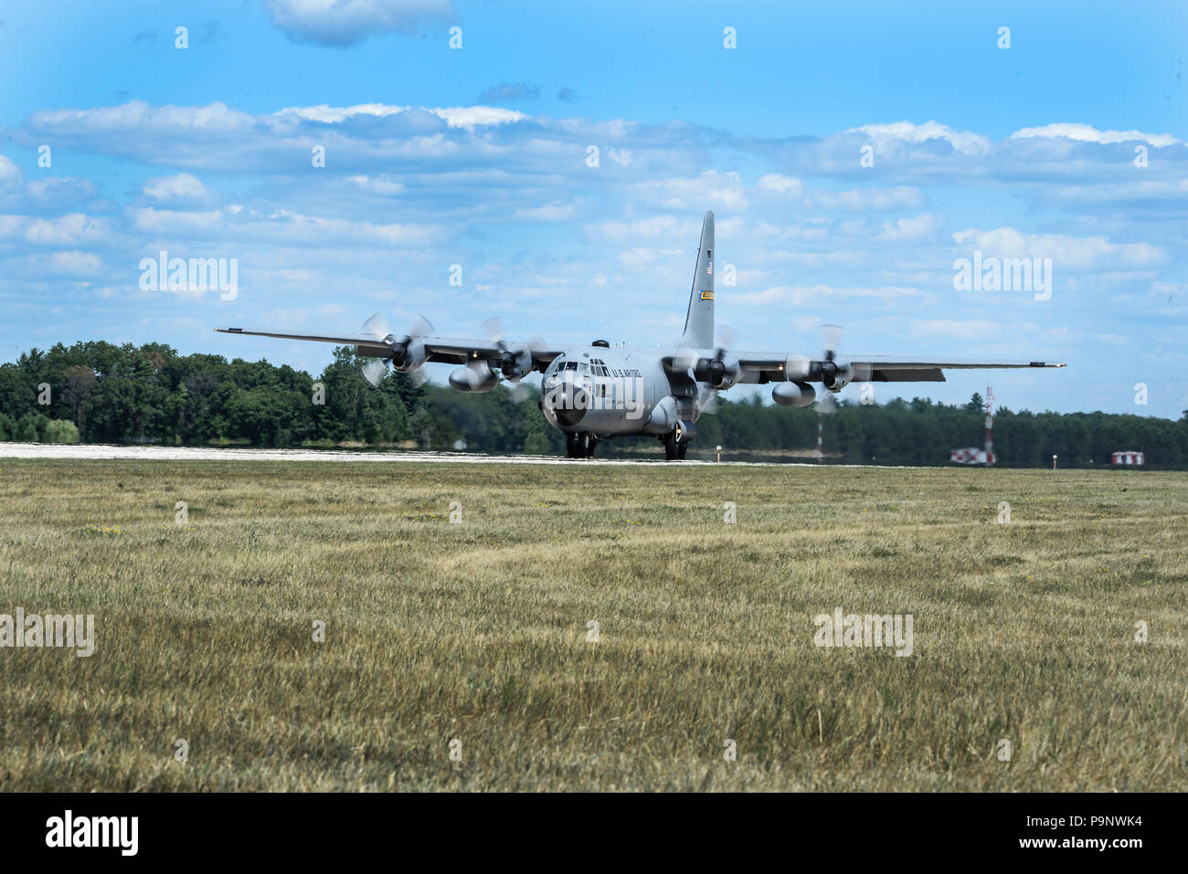 Eine C-130 Hercules von Bradley Air Force Base, East Granby, Anschl. zeigt ihre Fähigkeit, Touch-and-Go's in einem DOMOPS Umwelt während der PATRIOT Nord 18 bei Volk Feld, Wis., 17. Juli 2018. PATRIOT ist ein inländischer Betrieb Disaster Response Training durch die National Guard Einheiten arbeiten mit Bundes-, Landes- und lokale Emergency Management Agenturen und Ersthelfer durchgeführt. (U.S. Air National Guard Foto von älteren Flieger Cristina J. Allen) Stockfoto