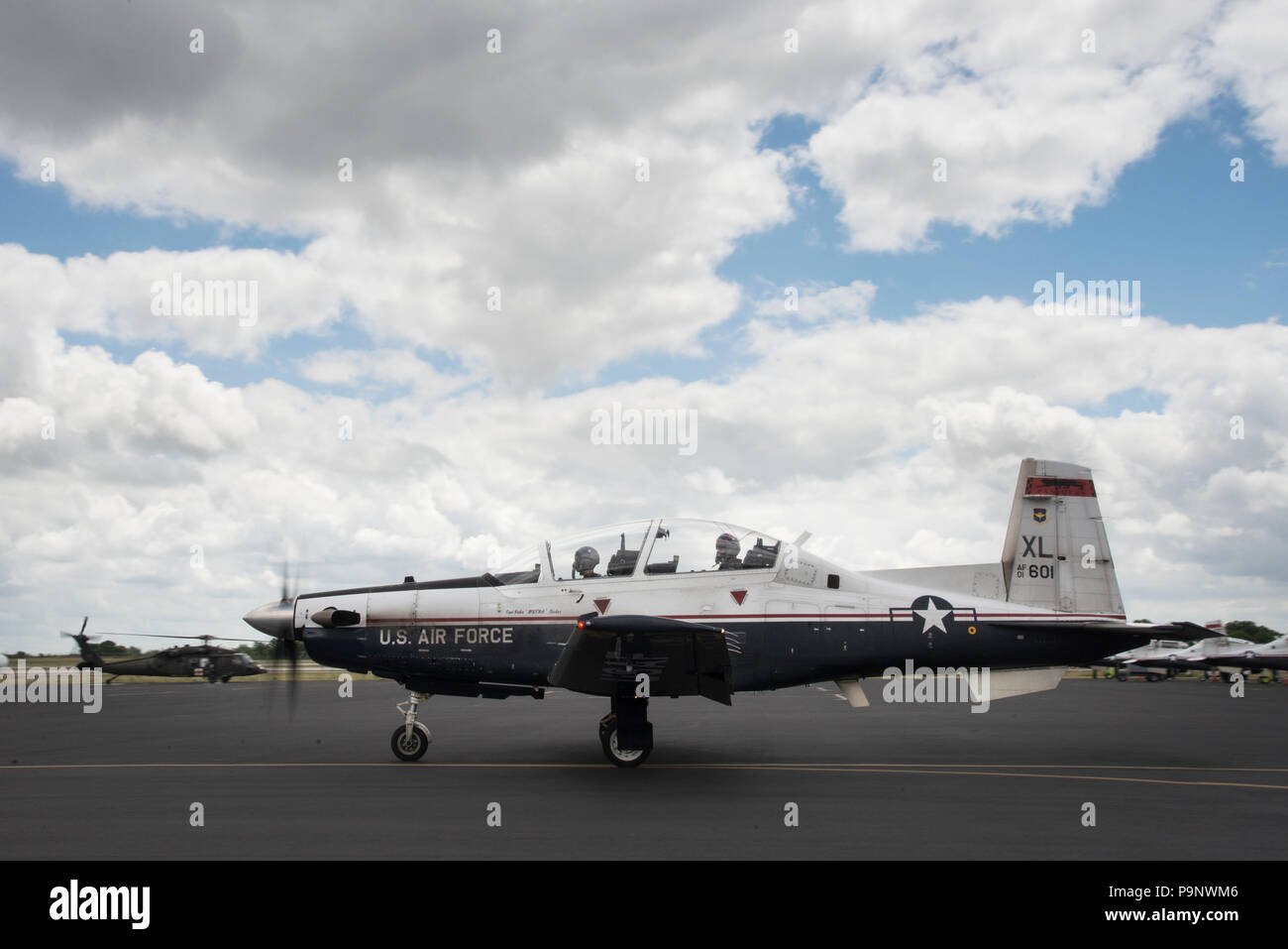 Us Air Force zweiten Leutnant Brett Bultsma, Pilot Training Nächsten Schüler, und Kapitän Jeffery Kelley, PTN Fluglehrer, Taxi auf der Startbahn an Bord eines T-6 Texan am Internationalen Flughafen Austin-Bergstrom in Austin, Texas, 18. Juni 2018. PTN ist ein Luft- und Weiterbildung Befehl Initiative zu erkunden und potenziell Prototyp einer Schulungsumgebung, dass verschiedene Technologien integriert Piloten in einem beschleunigten, kostengünstig zu produzieren, lernen - konzentriert. Die sechs-monatigen Programm stützt sich auf eine Vielzahl von Technologien, virtual und augmented Reality, optische Biometrie, künstliche inte zu gehören Stockfoto