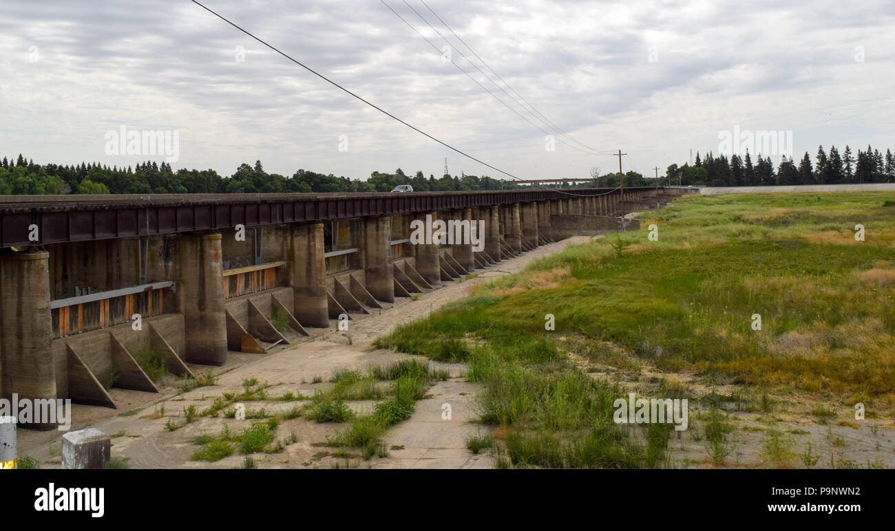 Us-Armee Korps der Ingenieure stellvertretender Leiter der Bauarbeiten für das Gebiet der Großen Seen & Ohio River Division Yvonne Prettyman-Beck visits Deich Baustellen und das Management von Hochwasserrisiken in Sacramento, Kalifornien, 13. Juli 2018 (U.S. Armee Foto von Nancy Allen) Stockfoto