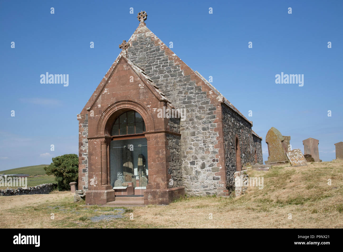 Kirkmadrine geschnitzte Steine in Glasfront Halle des Kirkmadrine Grabkapelle Sandhead Dumfries und Galloway Schottland Stockfoto
