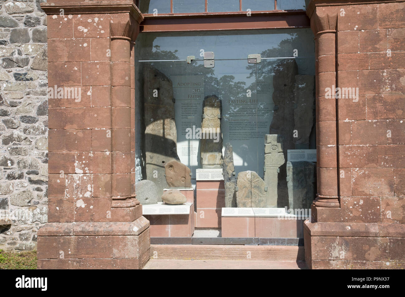 Kirkmadrine geschnitzte Steine in Glasfront Halle des Kirkmadrine Grabkapelle Sandhead Dumfries und Galloway Schottland Stockfoto