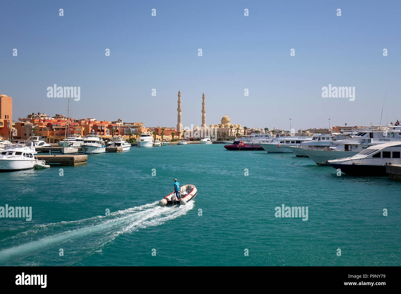 Einfahrt in den Hafen von Hurghada in Ägypten Stockfoto