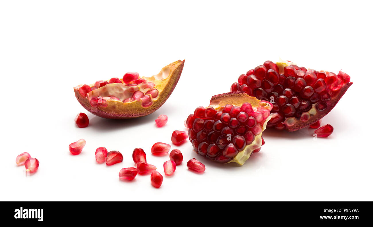 Granatapfel Stücke mit der geoffenbarten Körner auf weißem Hintergrund Stockfoto