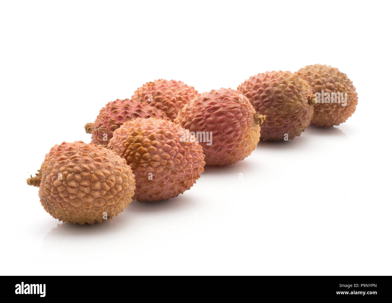 Lychee in der Zeile auf weißem Hintergrund reif Rosa frische Beeren isoliert Stockfoto