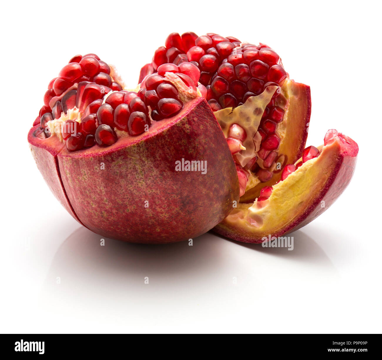 Ein offener Granatapfel auf weißem Hintergrund Stockfoto