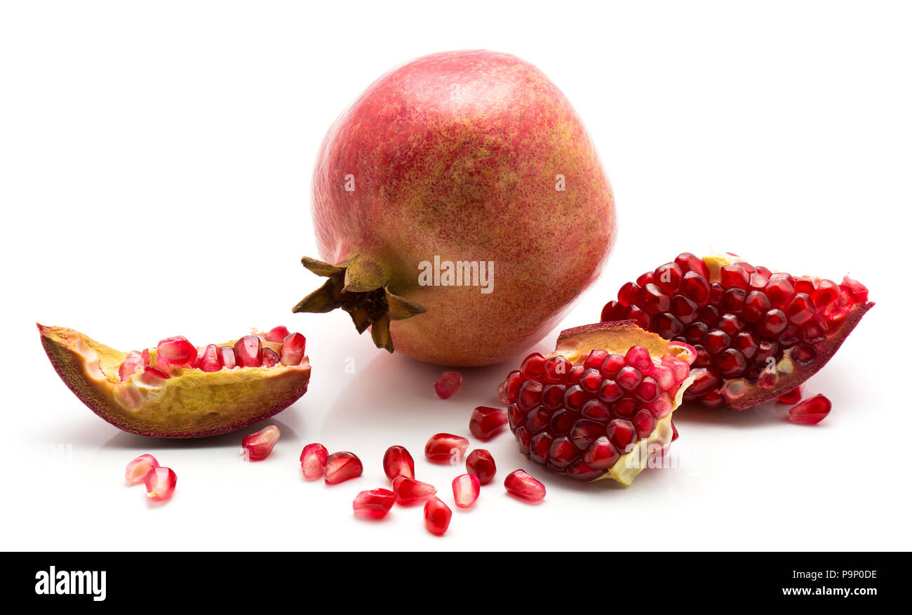 Frische reife Granatapfel mit der geoffenbarten Körner auf weißem Hintergrund Stockfoto