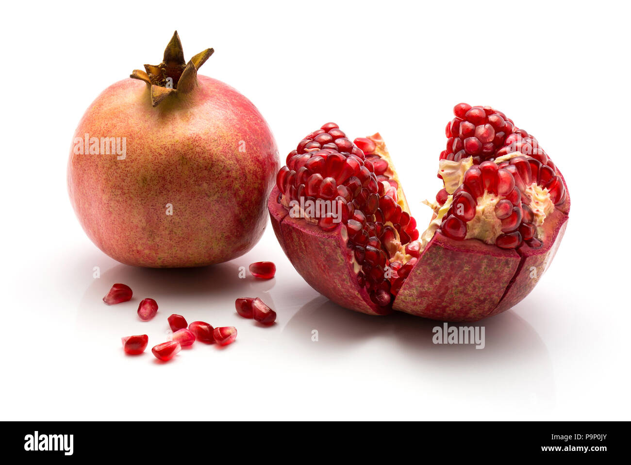 Granatapfel isoliert auf weißem Hintergrund eine ganze eine offene getrennt Körner Stockfoto