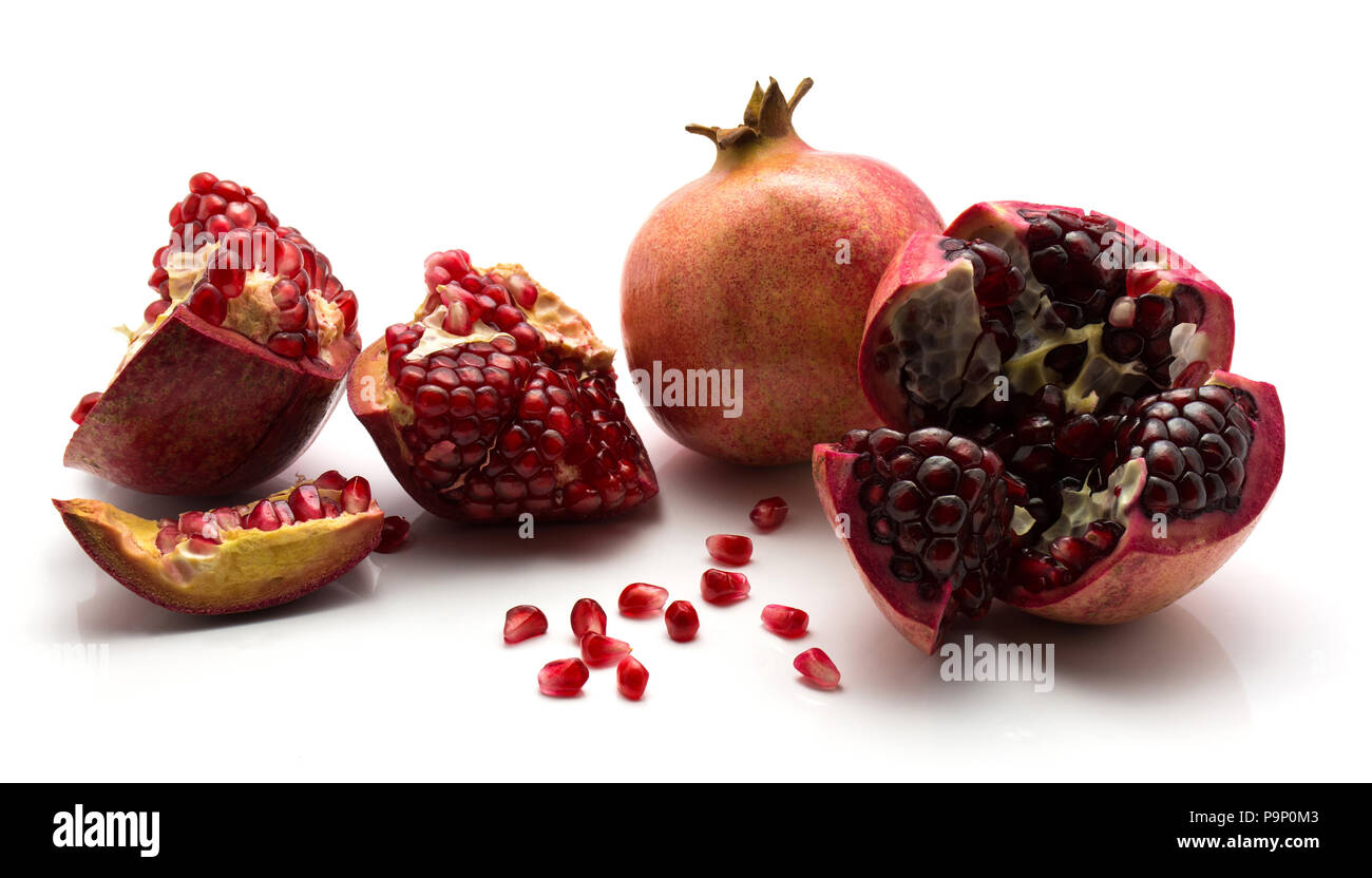 Granatapfel isoliert auf weißem Hintergrund eine ganze Teile und Körner Stockfoto