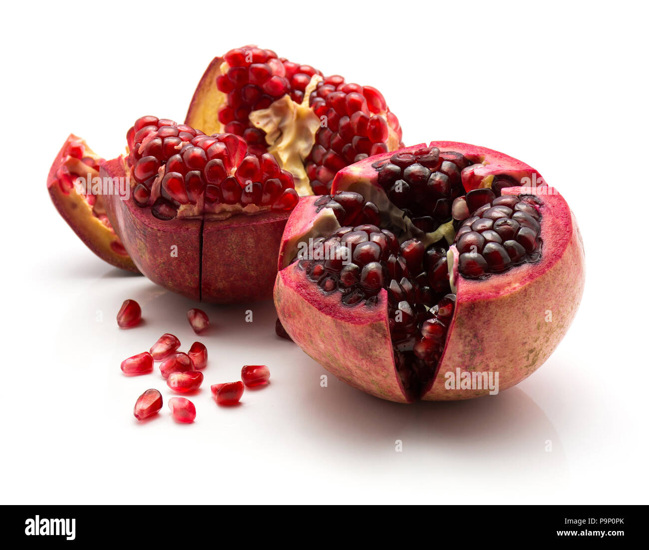 Zwei offene Granatapfel mit der geoffenbarten Körner auf weißem Hintergrund Stockfoto