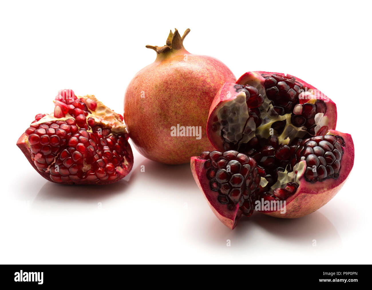 Granatapfel isoliert auf weißem Hintergrund eine ganze und zwei offene Stockfoto