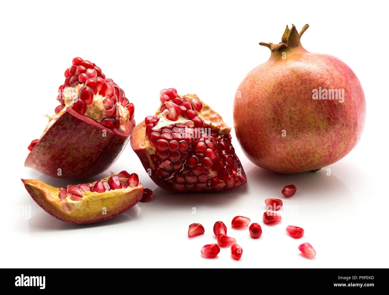Granatapfel isoliert auf weißem Hintergrund eine ganze Teile und Körner Stockfoto