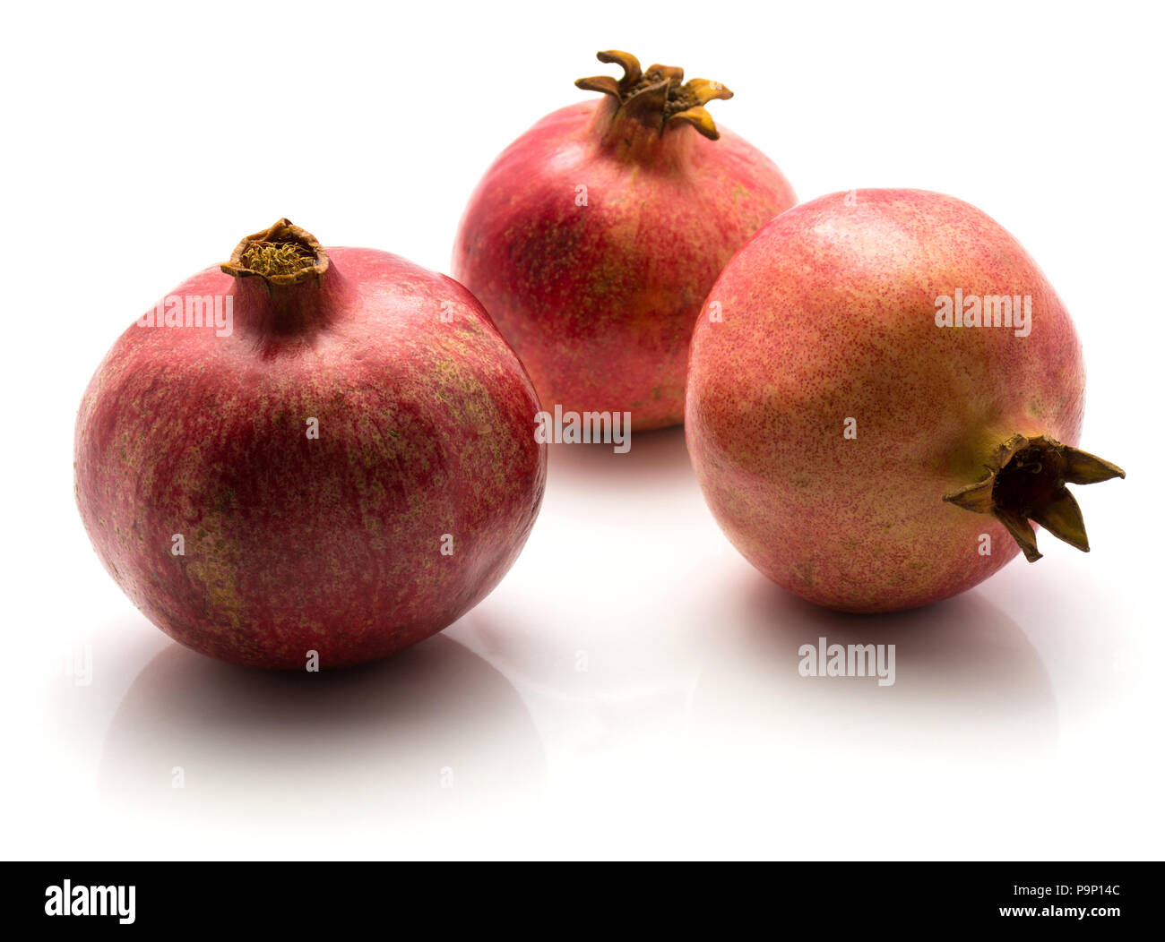 Granatapfel isoliert auf weißem Hintergrund drei Stockfoto
