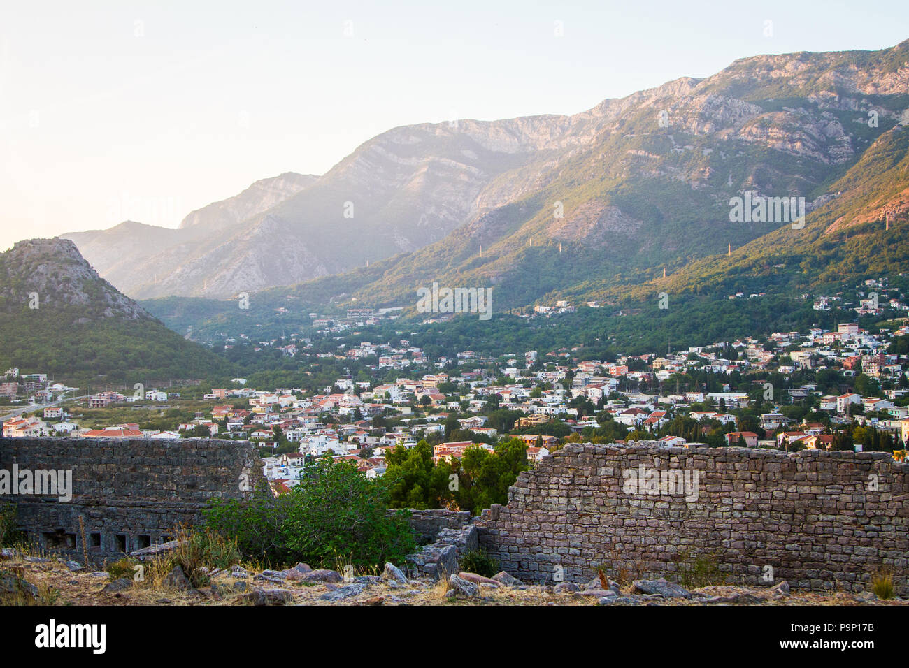 Montenegro, Sutomore, eine Aussicht auf die Stadt von der Festung bei Sonnenuntergang Stockfoto