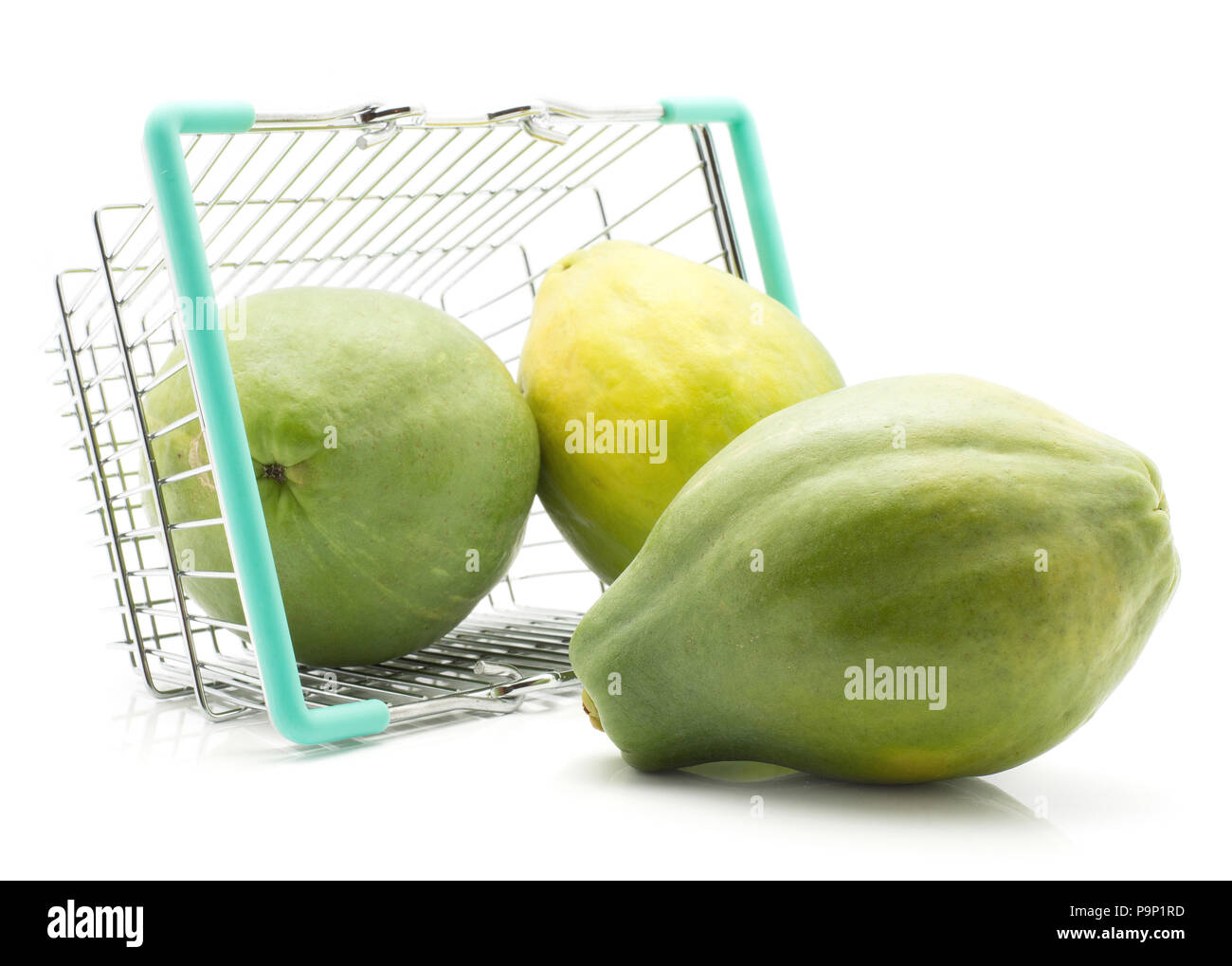Green Papaya (Papaya, Papaya) aus einem Warenkorb isoliert auf weißem Hintergrund drei ganz, frisch Stockfoto