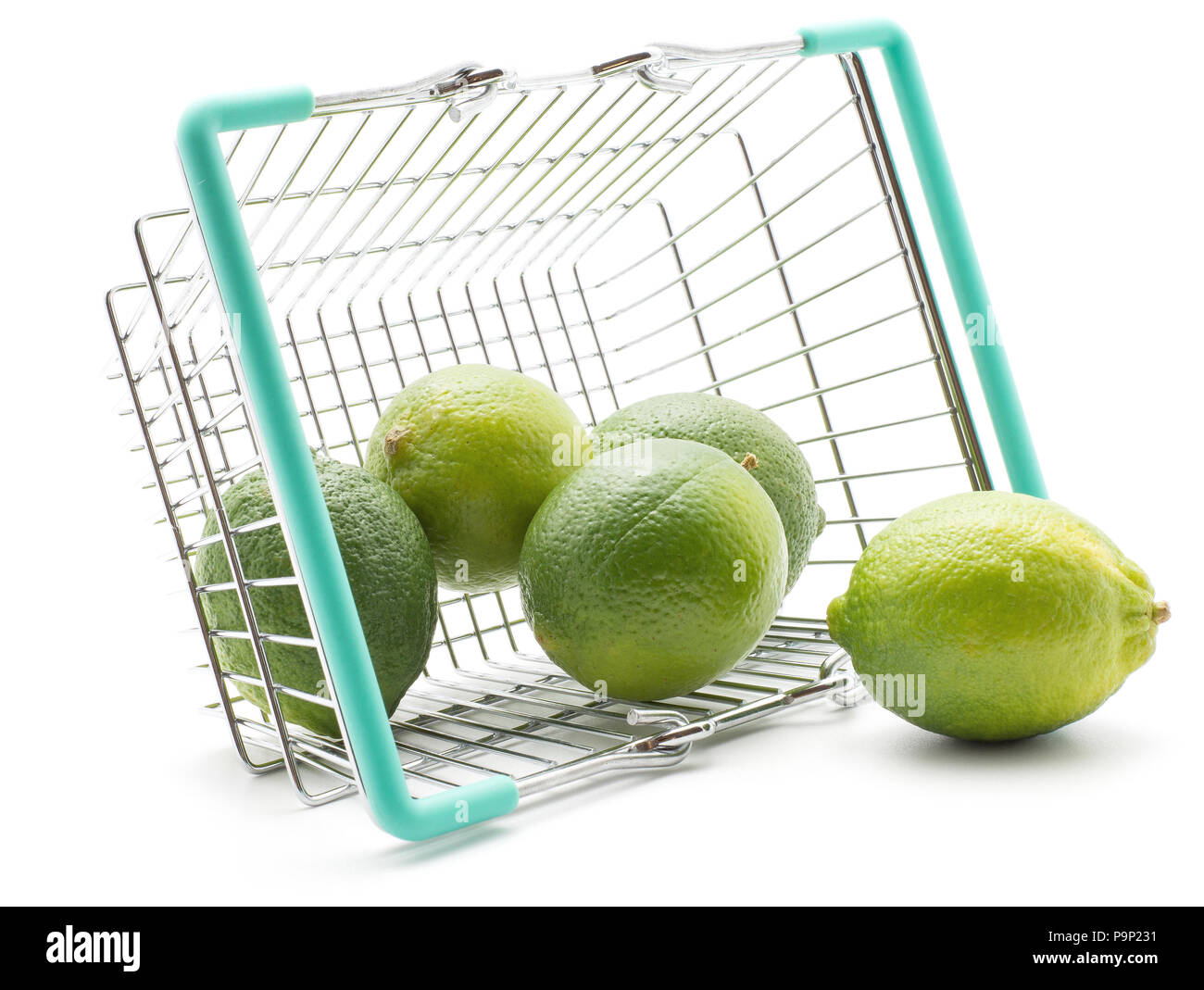 Kalk aus einem Warenkorb auf weißem Hintergrund verstreut Stockfoto