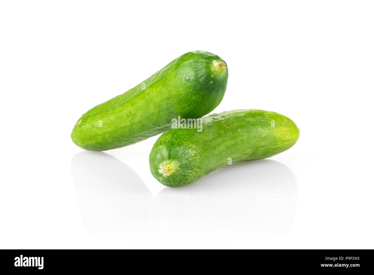 Zwei frische Mini Gurken auf weißem Hintergrund Stockfoto
