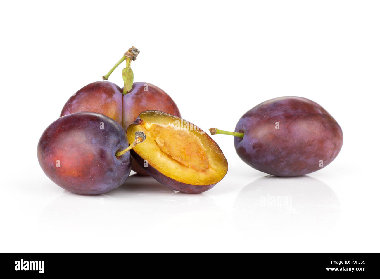 Gruppe von drei ganzen Hälfte der frischen blau-violette Plum vibrant Moyer Vielzahl isoliert auf weißem Stockfoto