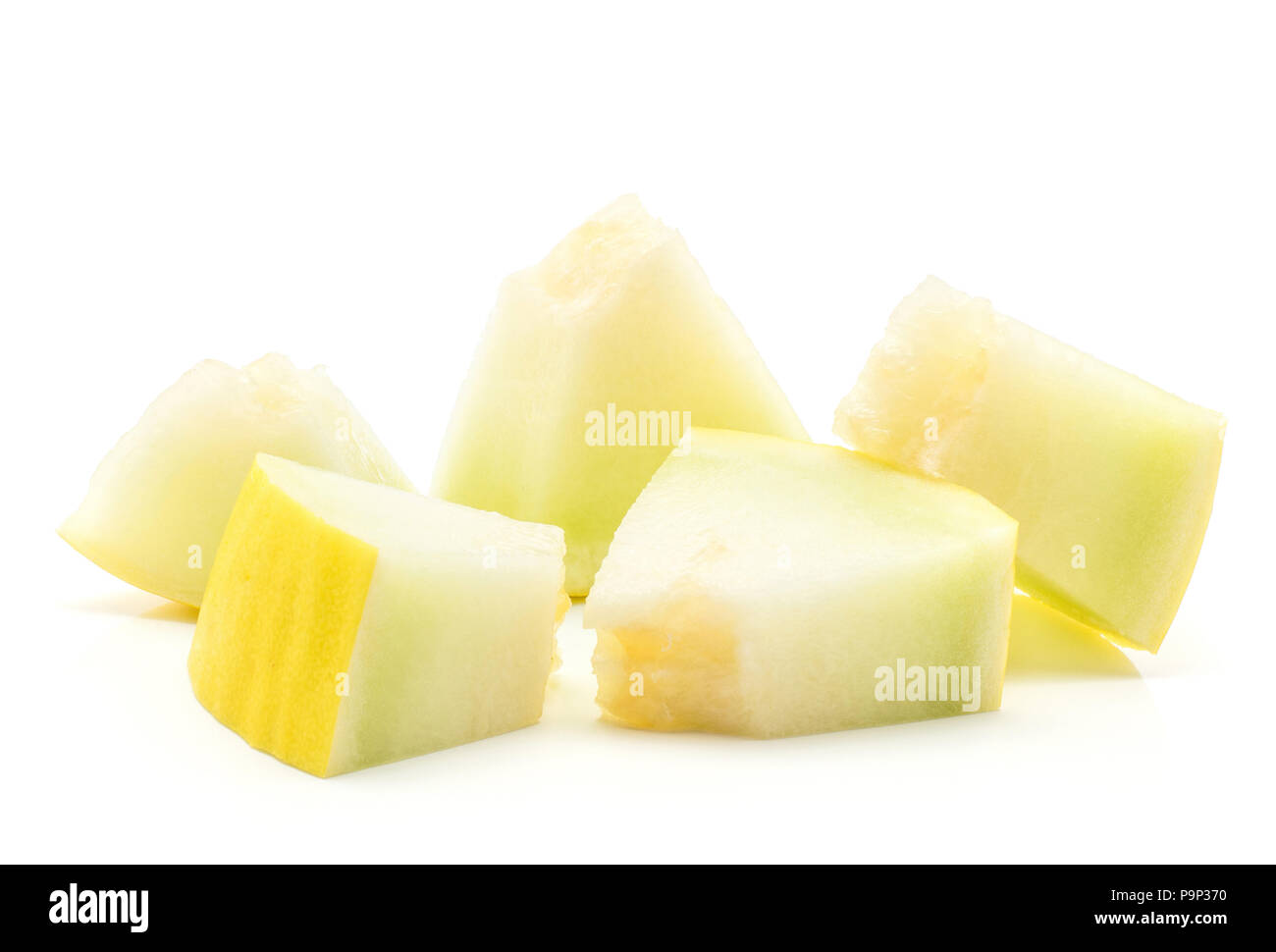 Gelbe Honigmelone 5 in Scheiben geschnittene Stücke auf weißem Hintergrund Stockfoto